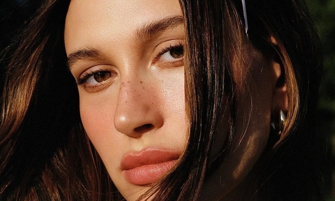 Hailey Bieber joins billionaire club with $1B skincare deal as husband Justin reportedly faces financial woes