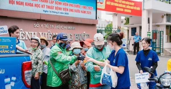 Những nụ cười mát lành giữa trưa hè từ xe nước miễn phí của Long Châu