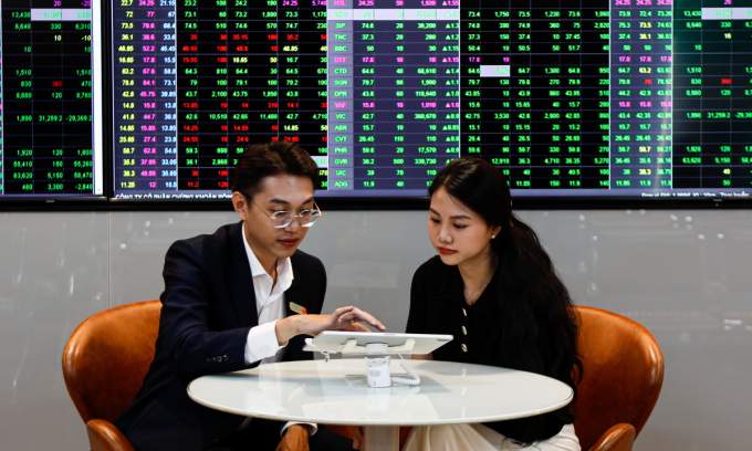 Stocks firm at 6-week peak