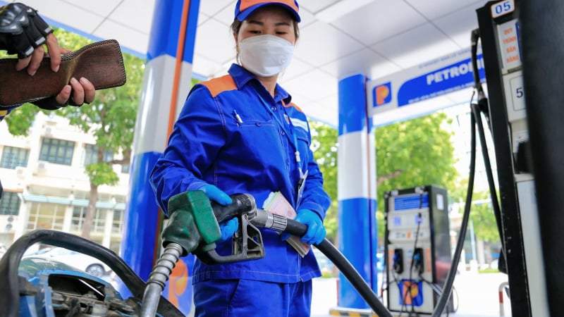 Tăng trần 3 phiên liên tiếp, xăng dầu trong nước tăng giá