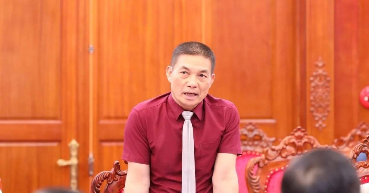 Từ tấm biển bảo hành đến những cú trượt thầu gây xôn xao