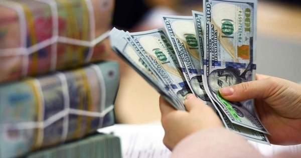 Ngân hàng Nhà nước tiếp tục giảm tỷ giá USD, giá đô la tự do lao dốc