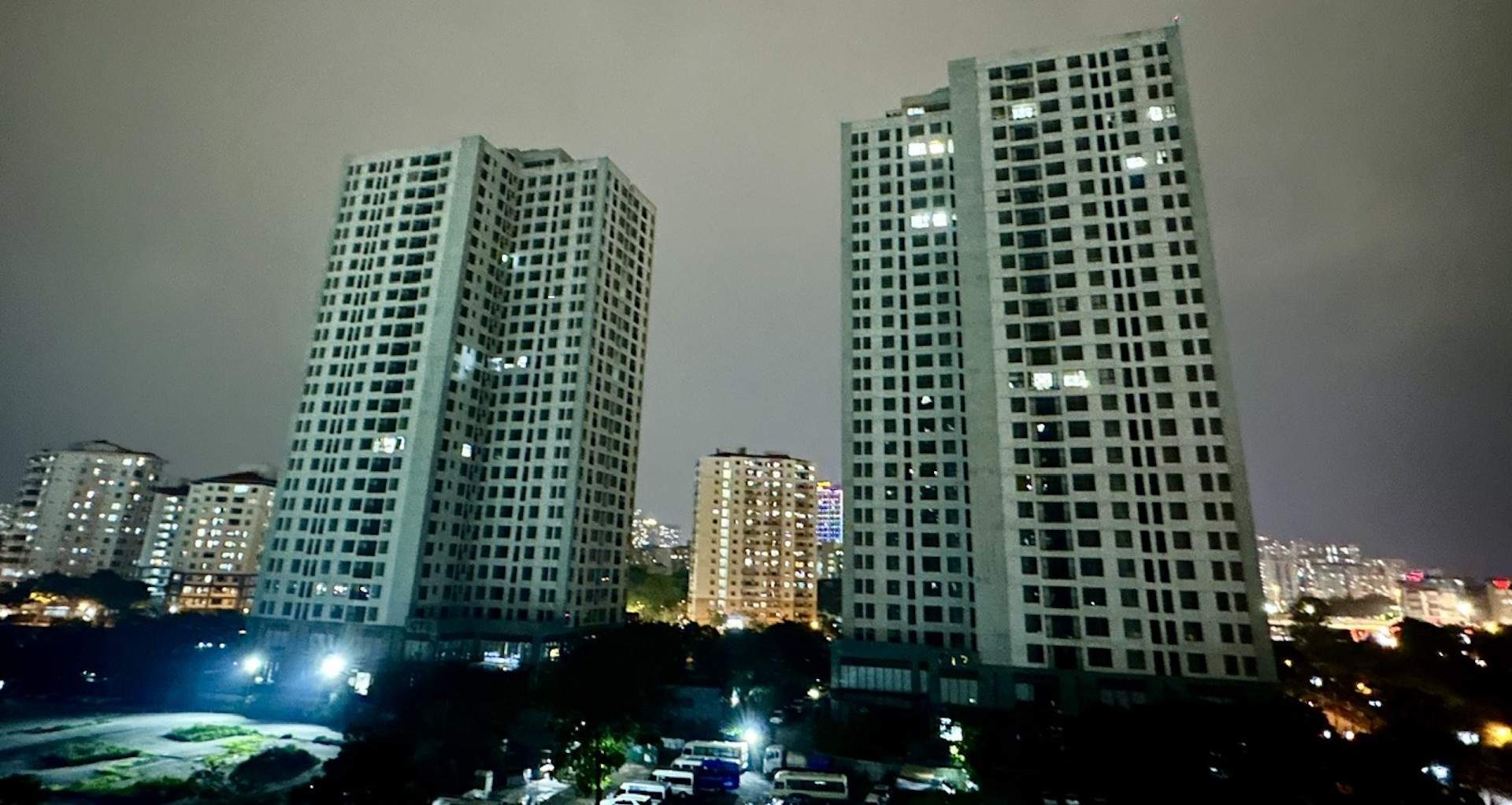 Cận cảnh chung cư nghìn tỷ giữa Hà Nội đèn tắt hàng loạt, cư dân thưa thớt