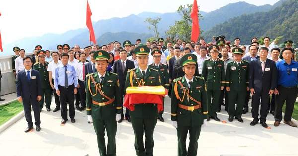 Lễ thượng cờ và gắn biển công trình Cột cờ A Pa Chải