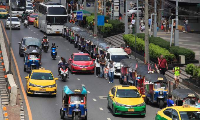 Bangkok taxi passenger kicked out after refusing to pay $6 flat price for metered ride