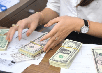 Dollar strengthens against dong - VnExpress International