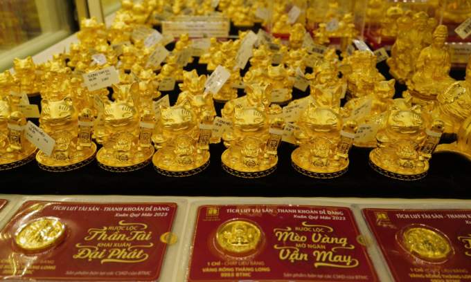 Gold prices flat as bullion slips globally