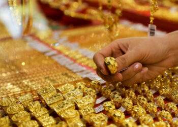 Gold prices hold firm while global rates rise