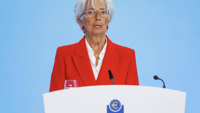 ECB hạ lãi suất, giảm dự báo lạm phát