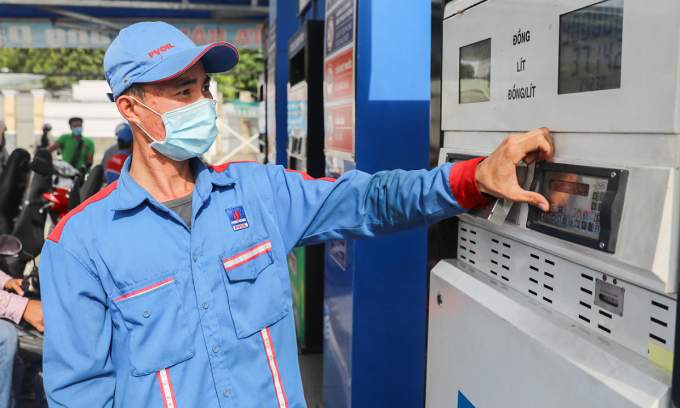 Gasoline tumbles to 11-week bottom