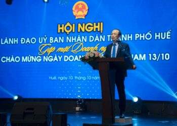 Phó Chủ tịch UBND thành phố Huế Phan Quý Phương phát biểu tại hội nghị. 