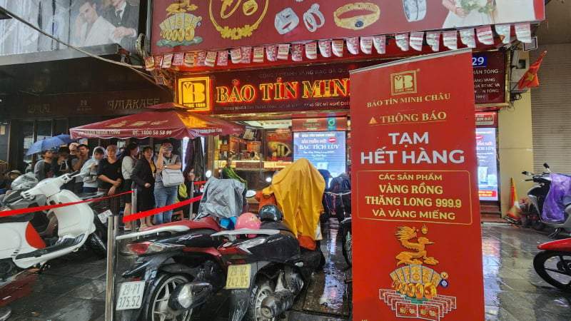 Nhà vàng dừng bán, người dân vẫn đội mưa xếp hàng