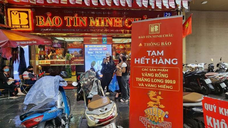 Nhà vàng lại khan hàng, dòng người xếp hàng không còn