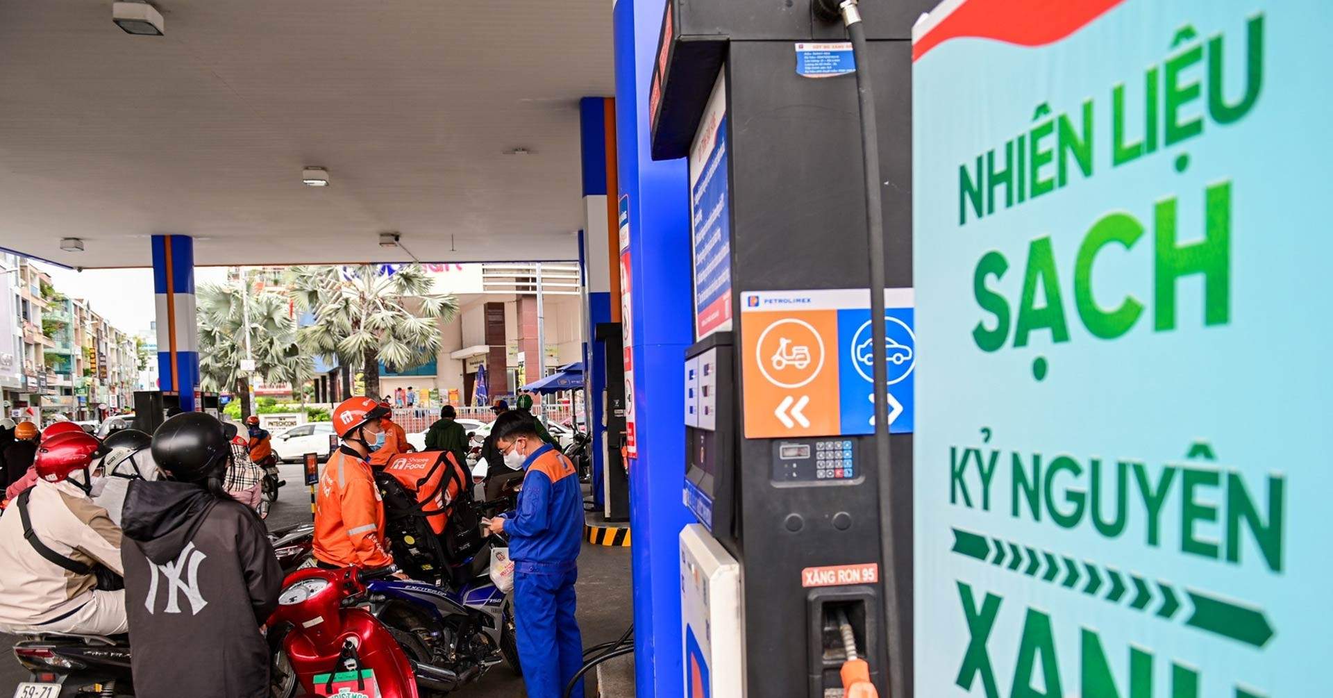 Chỉ bán xăng E10 từ 1/6/2026; sắp ngừng giao dịch ngân hàng bằng hộ chiếu