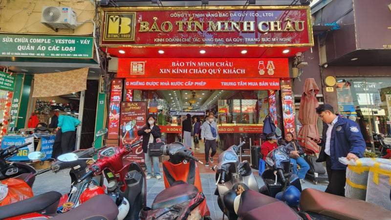Cửa hàng bán 50 chỉ vàng/người, khách mua bất ngờ vắng vẻ