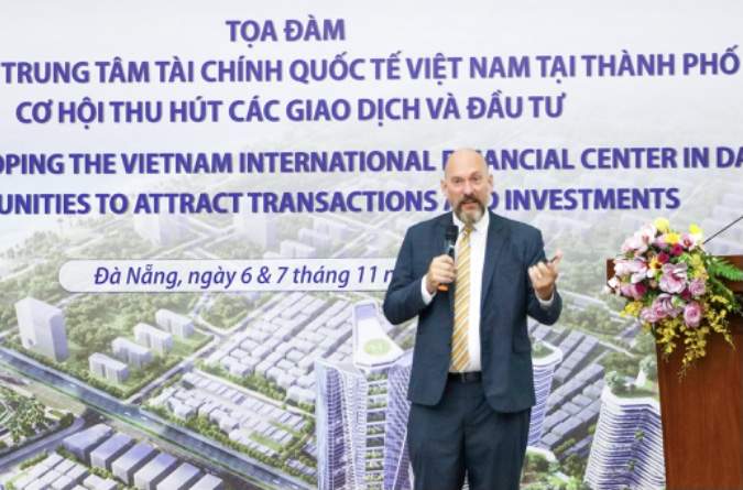 Ông Rich Mc Clellan, thành viên Ban tư vấn Trung tâm Tài chính quốc tế Việt Nam, chia sẻ tại tọa đàm.