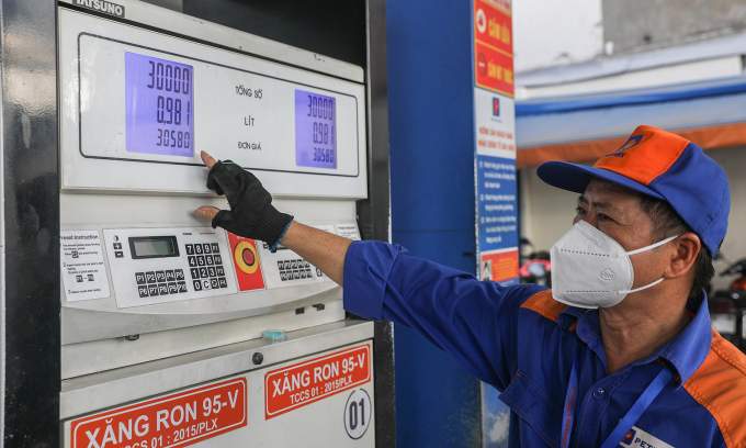 Gasoline prices drop - VnExpress International