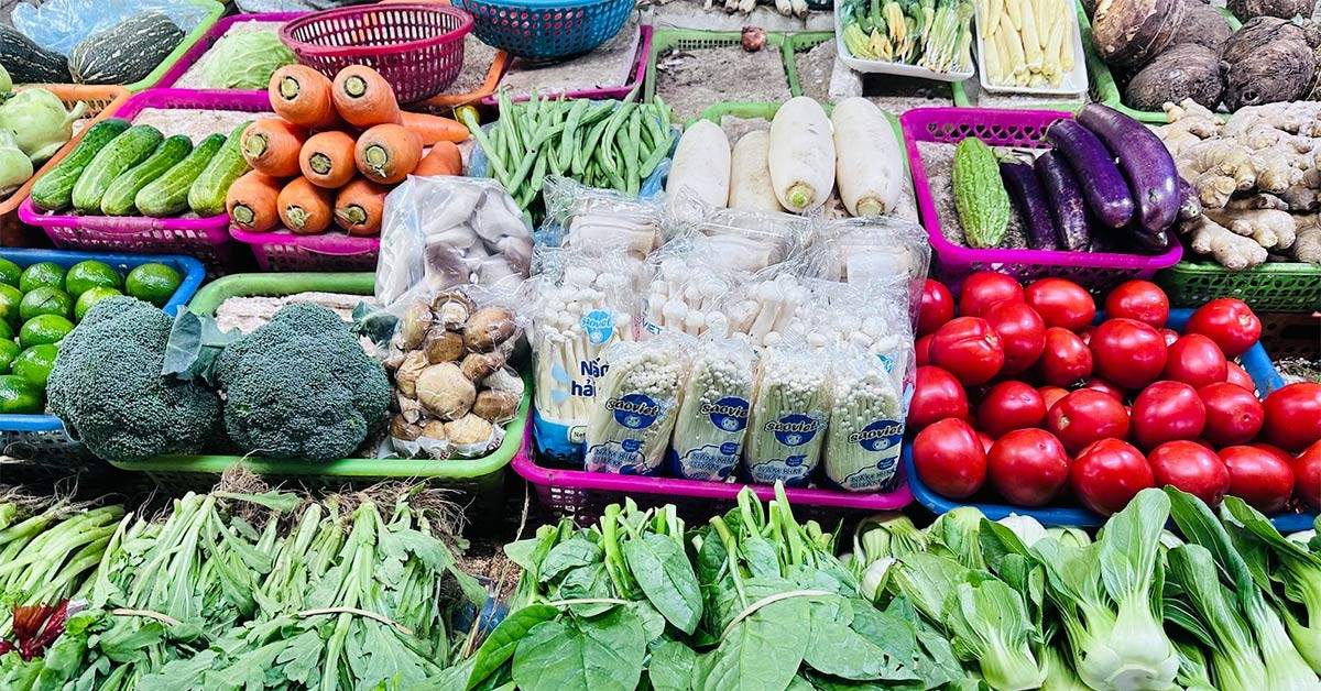 Giá rau xanh có loại 180.000 đồng/kg, tôm hùm chỉ còn 200.000 đồng/kg