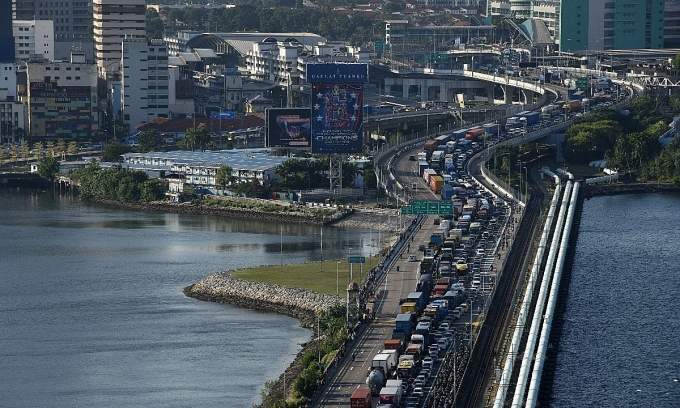 Illegal Malaysia-Singapore ride-hailing touts return from hiding