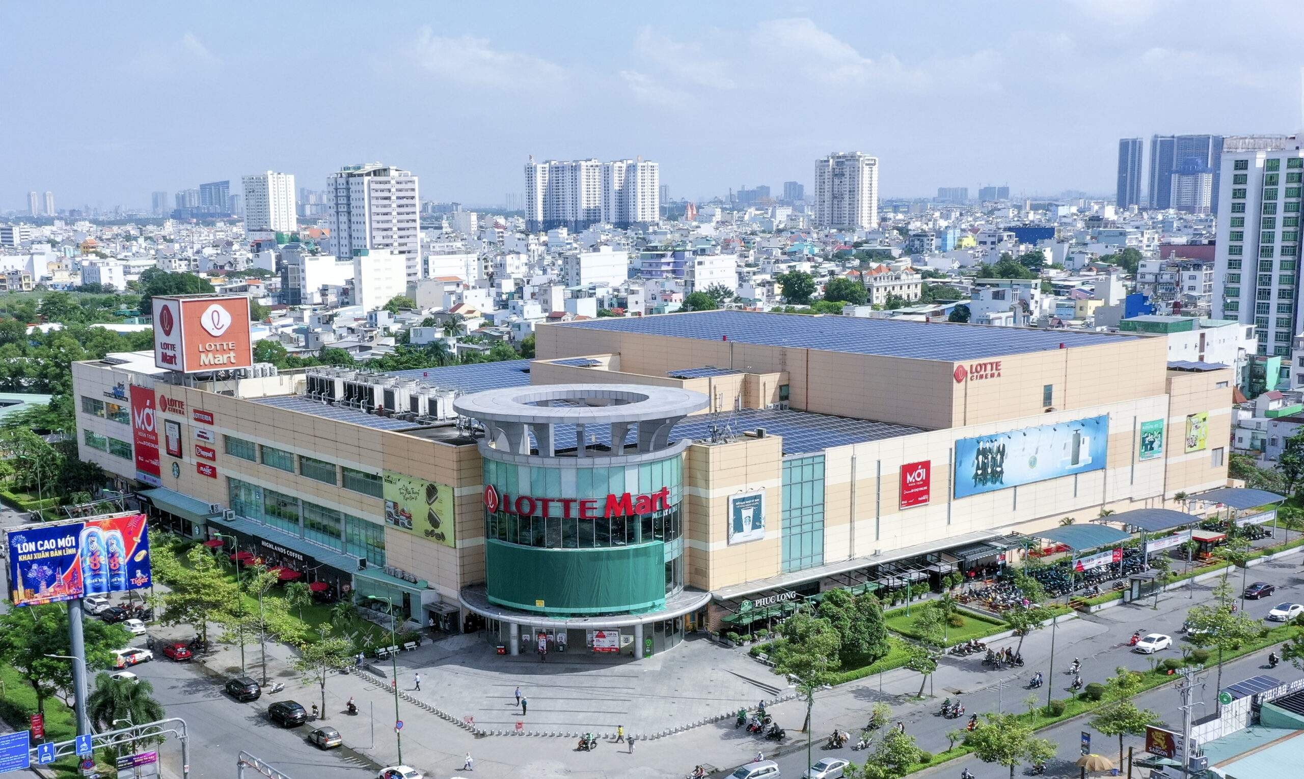 LOTTE MART đánh dấu hoạt động tại Việt Nam bằng việc khai trương của LOTTE MART Nam Sài Gòn vào năm 2008.