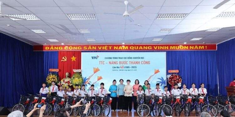 Nâng bước thành công: 40 năm đồng hành với học sinh vượt khó 1 Nâng bước thành công: 40 năm đồng hành với học sinh vượt khó