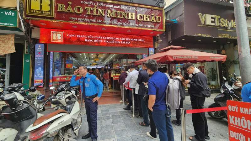 Người dân vẫn đua nhau xếp hàng, chợ đen có diễn biến mới