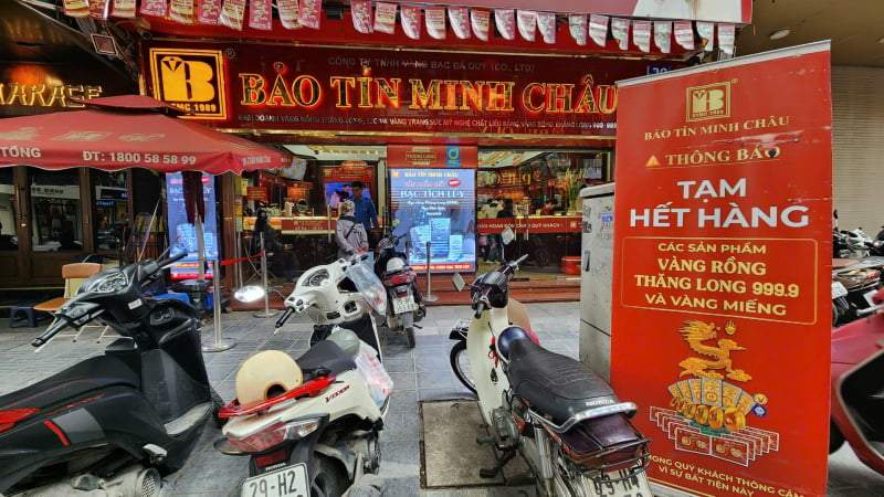 Người dân xếp hàng chật cứng, nhà vàng cháy hàng