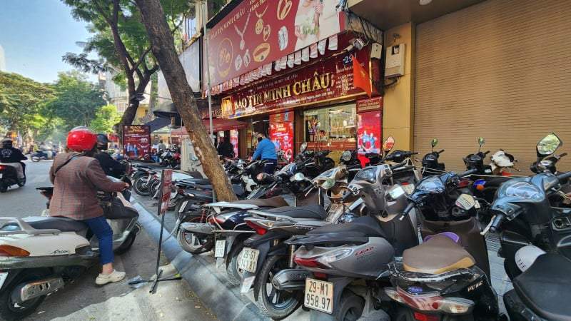 Nhà vàng bán số lượng lớn, khách hàng ra vào liên tục