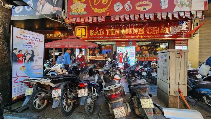 Nhà vàng bung hàng, chợ đen có diễn biến lạ
