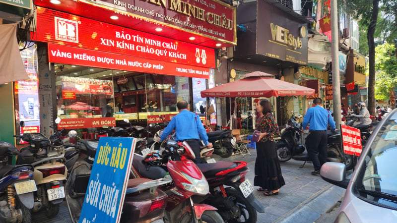 Nhà vàng bung hàng, người mua vắng bóng