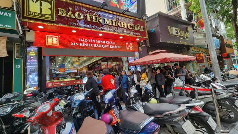 Nhà vàng chơi lớn, thị trường chợ đen giảm kịch sàn