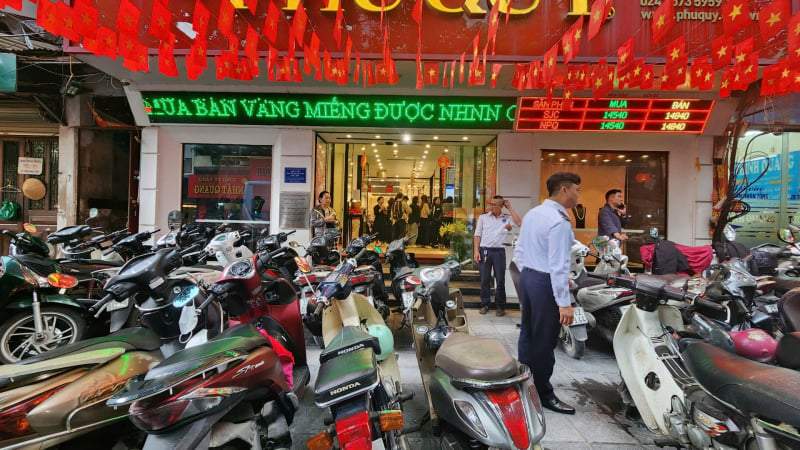 Nhà vàng hết hàng, người dân lên chợ đen tìm mua