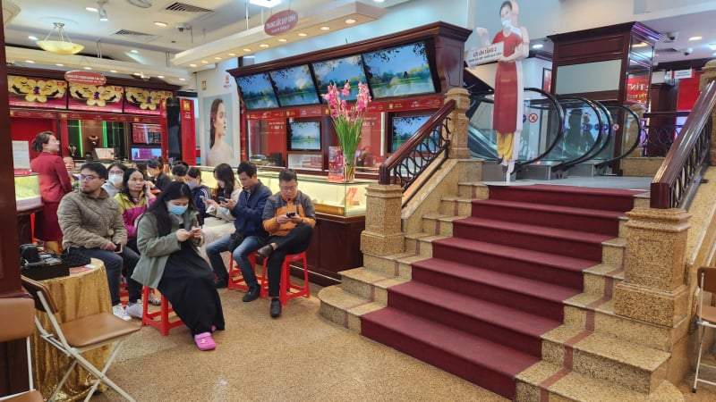 Nhà vàng tăng số lượng bán, người mua bất ngờ vắng lạ thường