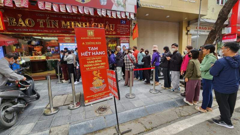 Nhà vàng tiếp tục cháy hàng, dòng người xếp hàng tràn xuống đường