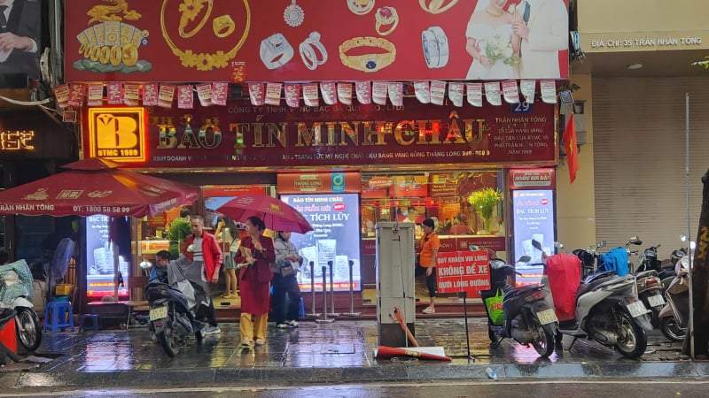 Nhà vàng vừa bán đã hết, chợ đen lại nóng