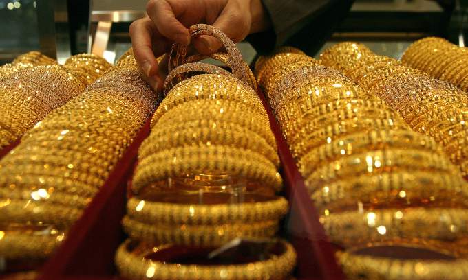 Singapore arrests two Malaysians following $316,000 gold scam involving fake officials