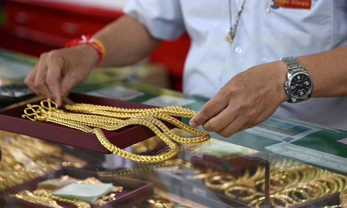 Thailand to tighten gold trading rules to hamper currency gain