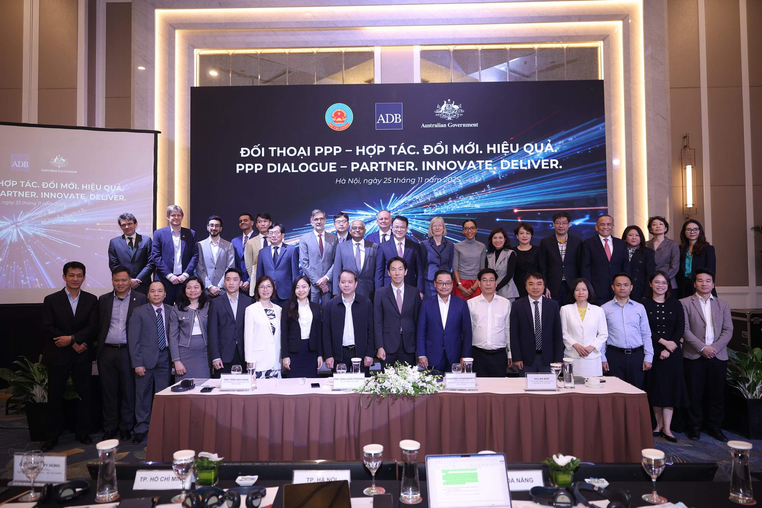 Các vị đại biểu chụp ảnh lưu niệm tại sự kiện Đối thoại cấp cao PPP.