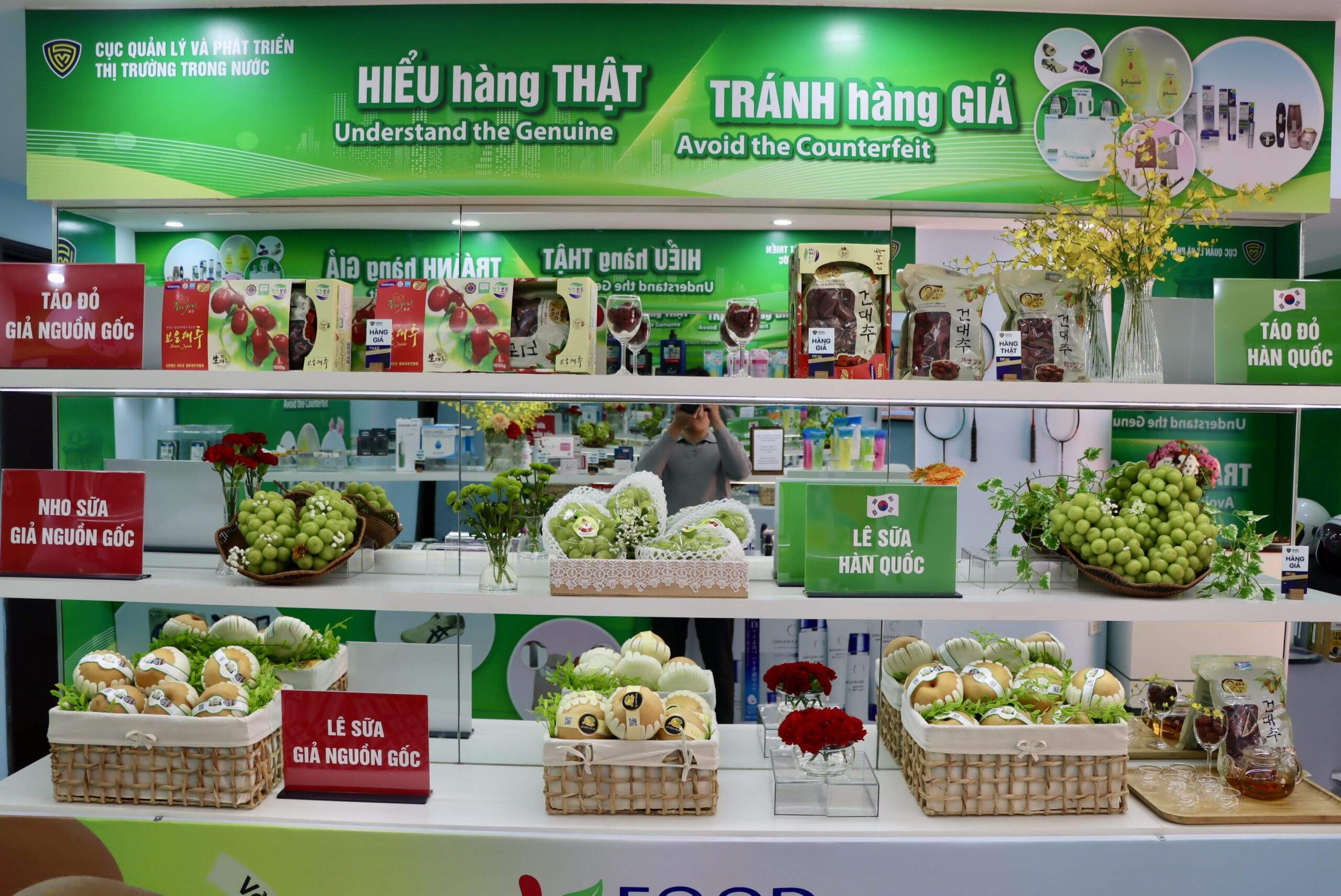 Gian trưng bày các sản phẩm nông sản thật - giả.
