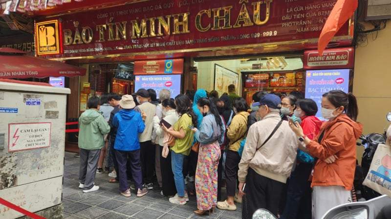 Vàng nhẫn lao dốc, người dân tranh thủ xếp hàng đi mua