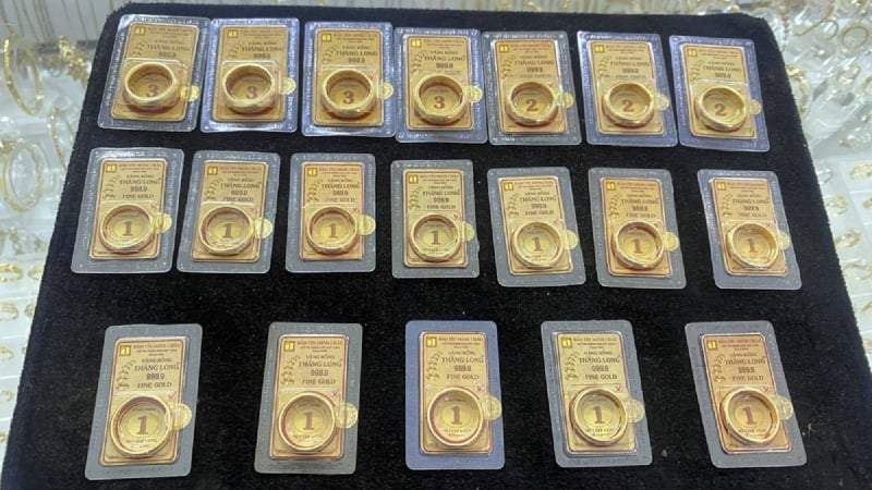 Vàng trong nước neo ở mức cao, thế giới có vượt ngưỡng quan trọng?