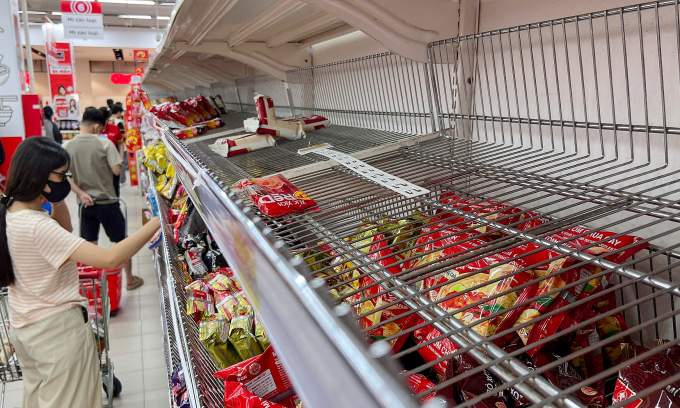 Vietnamese scramble to stockpile food ahead of Typhoon Kalmaegi landfall