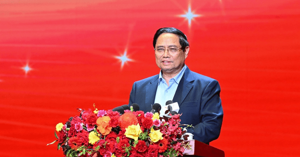 Thủ tướng đề nghị ngành ngân hàng hướng dòng vốn vào các lĩnh vực ưu tiên, tiết giảm chi phí, ứng dụng công nghệ để hạ lãi suất