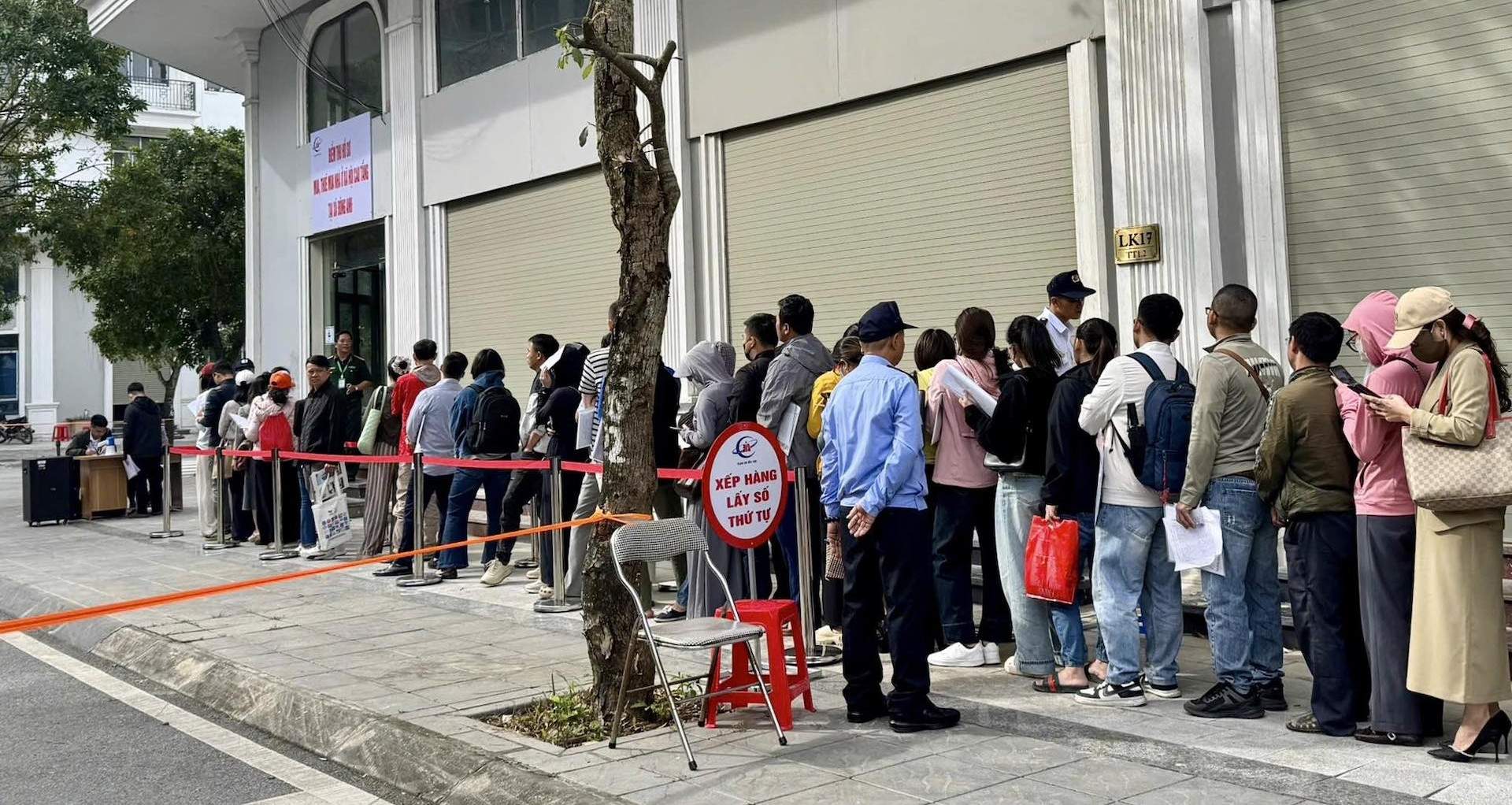 Người dân phản ánh lên bộ chiêu trò của ‘cò’ thao túng, đẩy giá nhà ở xã hội