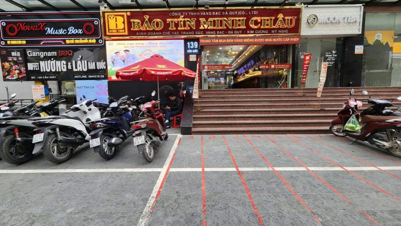 Cửa hàng thừa vàng bán ra, người mua vắng vẻ lạ thường