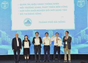Ông Trần Ngọc Thạch, Phó Giám đốc Sở KHCN Đà Nẵng (người đứng thứ 2 từ phải sang) nhận giải Thành phố điều hành thông minh, hấp dẫn khởi nghjieepj đổi mới, sáng tạo.