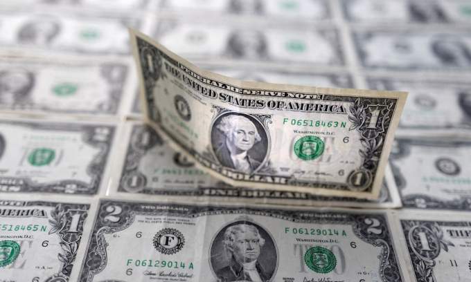 Dollar edges down against dong on black market