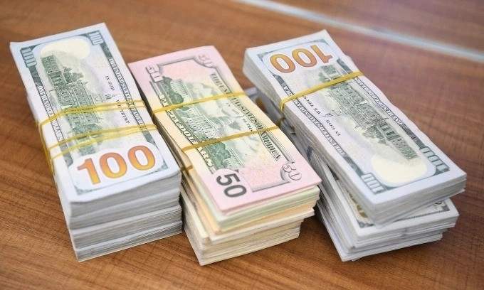 Dollar slides against dong on black market