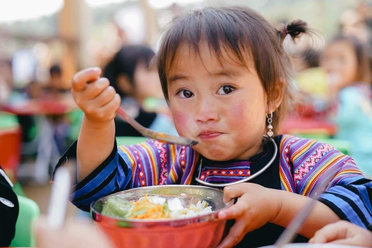 Hỗ trợ bữa ăn trưa cho học sinh tiểu học, THCS ở các xã biên giới