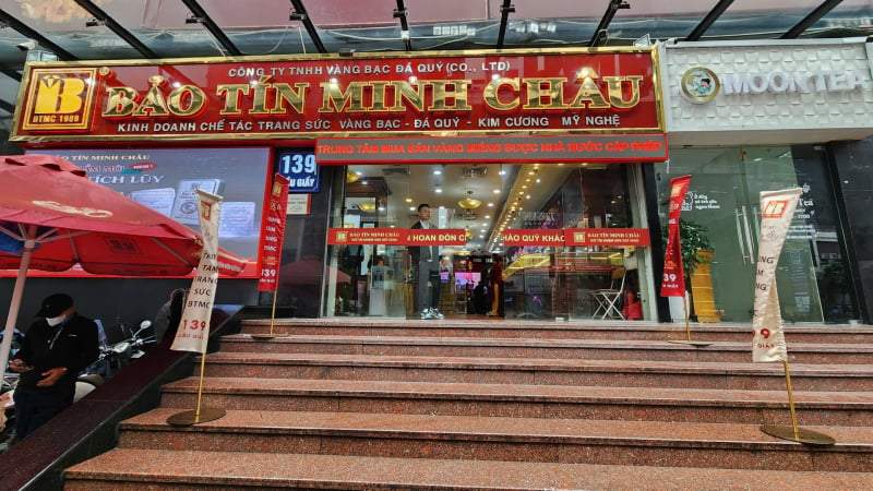 Người Hà Nội xếp hàng từ sáng, cơn sốt trú ẩn quay trở lại